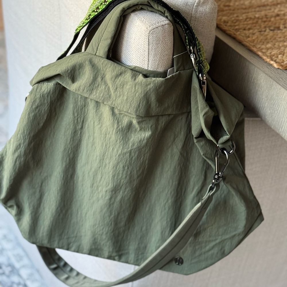 Lululemon on my level tote nwt